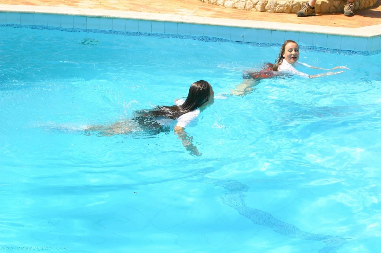 20P Die lesbischen Schulmädchen Carla und Louise L posieren in ihren heißen Höschen am Pool