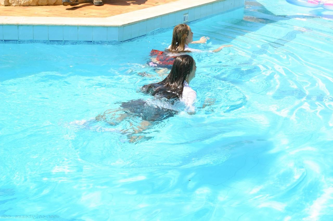 20P Die lesbischen Schulmädchen Carla und Louise L posieren in ihren heißen Höschen am Pool