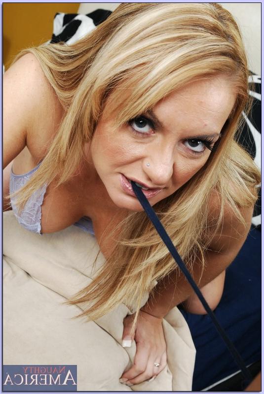 20P A esposa amadora Aline mostra seus grandes juggs e é abalroada em sexo POV
