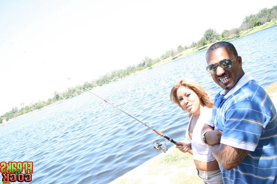 17P A morena americana Latina Tryme pega sua carne preta no dia da pesca