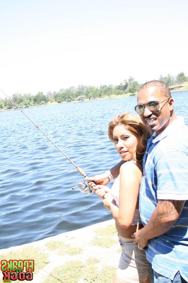 17P A morena americana Latina Tryme pega sua carne preta no dia da pesca