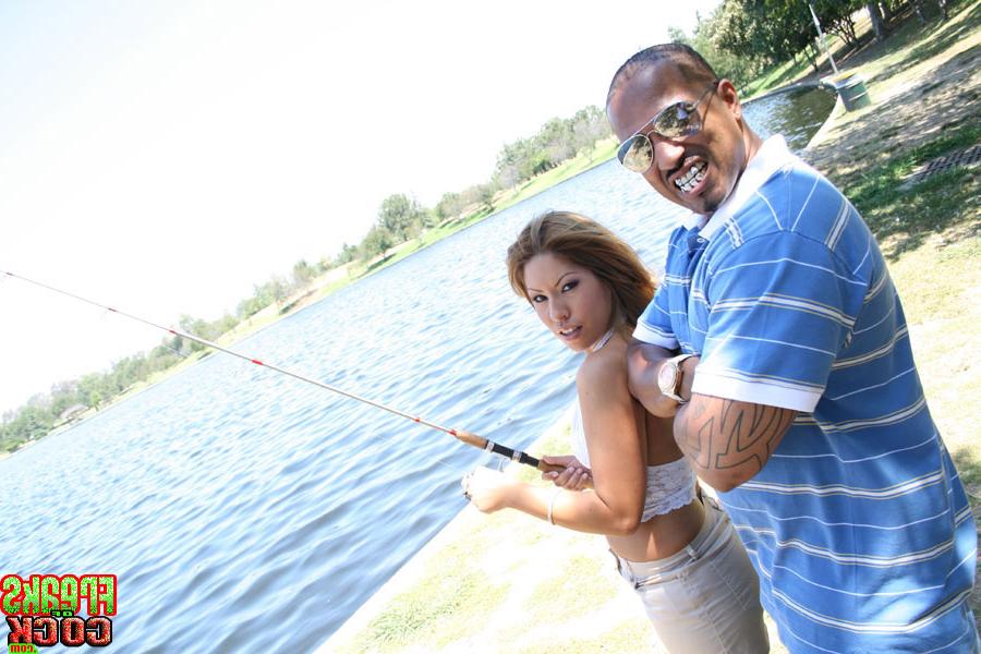 17P A morena americana Latina Tryme pega sua carne preta no dia da pesca