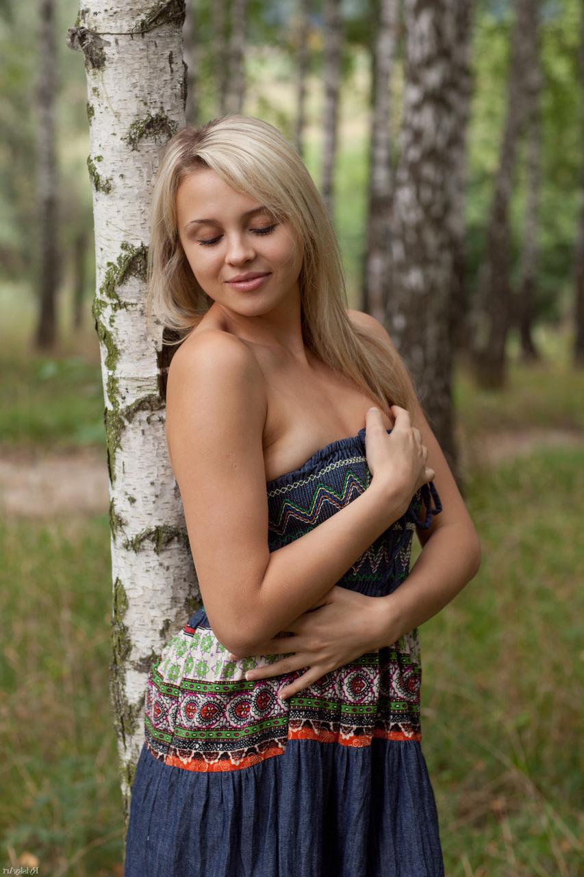 20P Luciana, belle petite amie jeune, se déshabille et pose nue dans la nature.