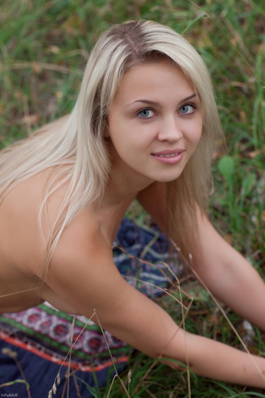 20P Luciana, belle petite amie jeune, se déshabille et pose nue dans la nature.