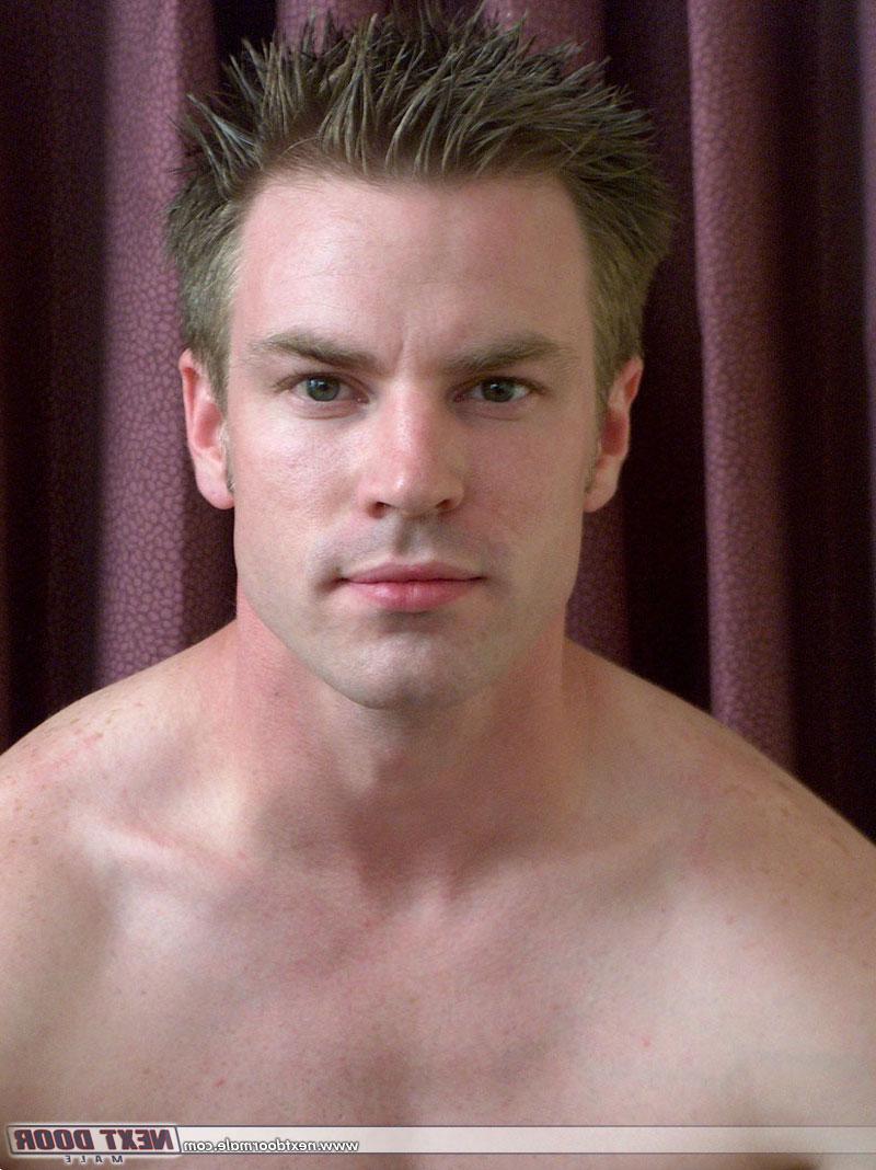 20P Gay amateur avec une grosse bite, Evan se déshabille et exhibe son corps en solo