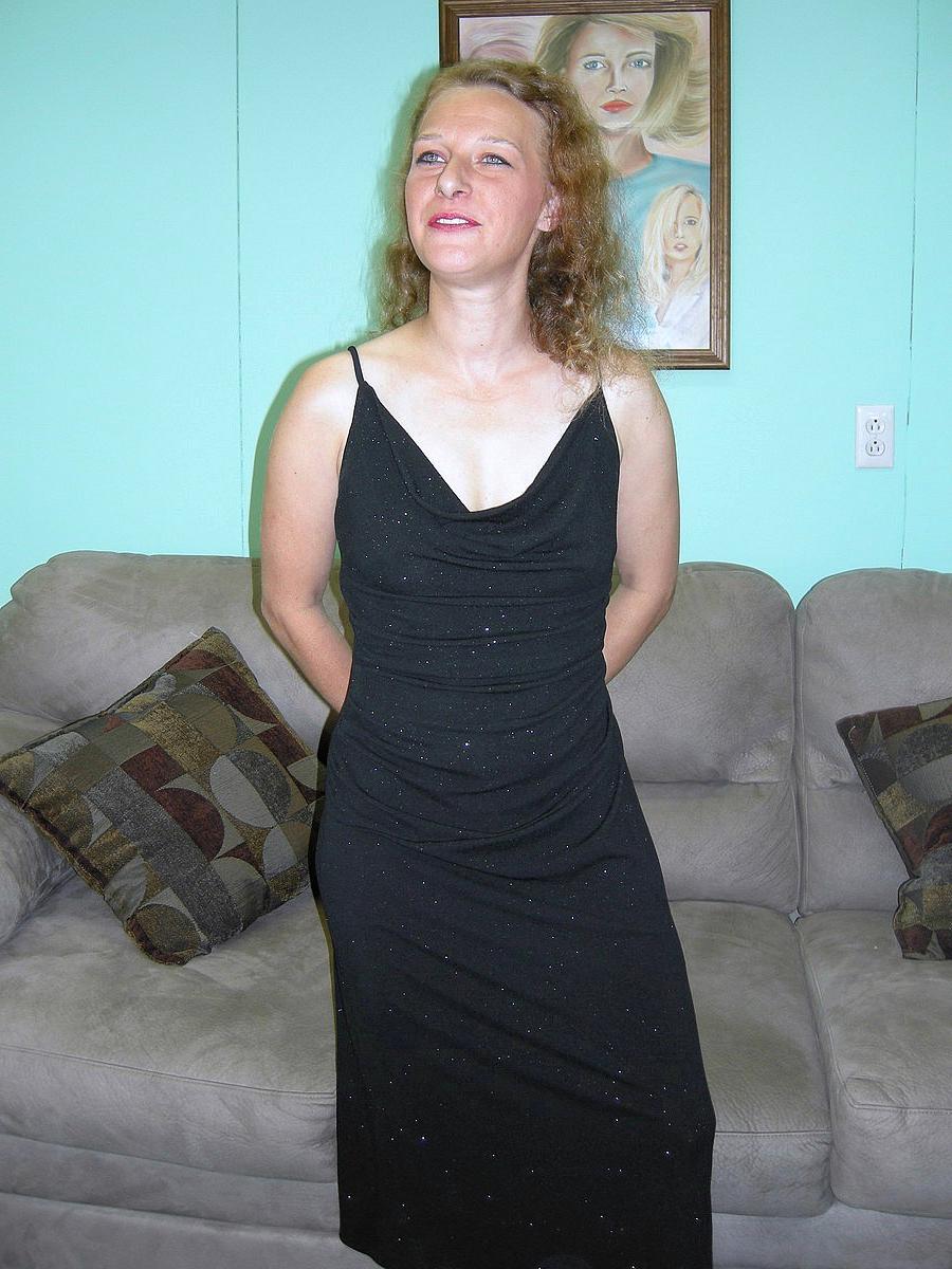20P Anna madura amateur de ojos azules se quita el vestido y se toca el chocho