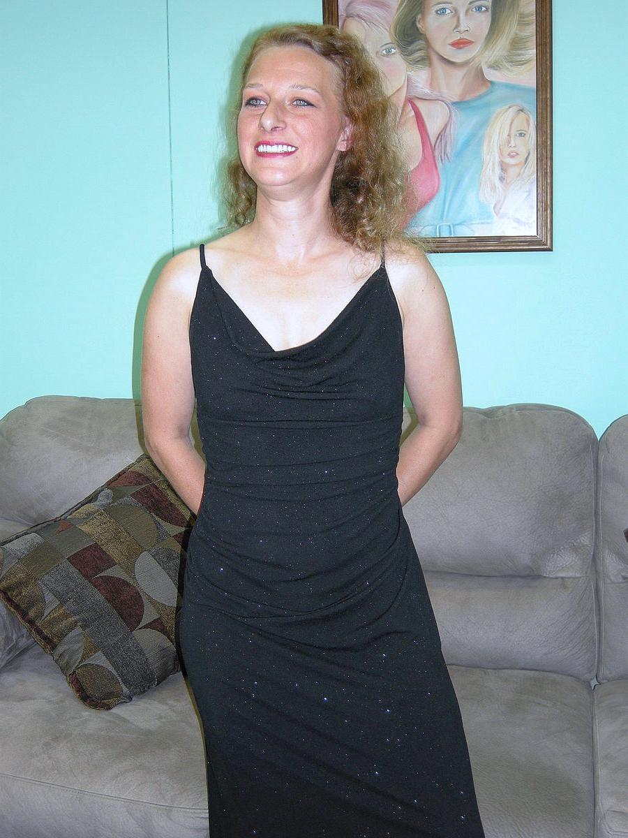 20P Anna madura amateur de ojos azules se quita el vestido y se toca el chocho