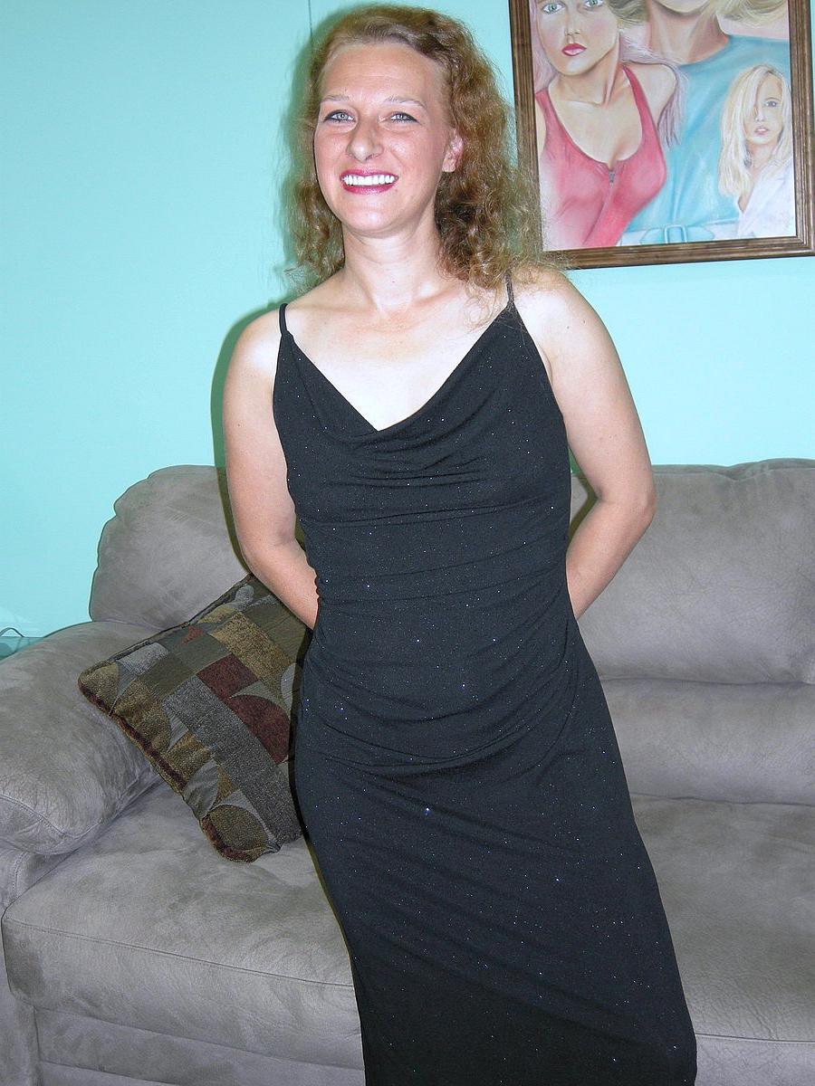 20P Anna madura amateur de ojos azules se quita el vestido y se toca el chocho
