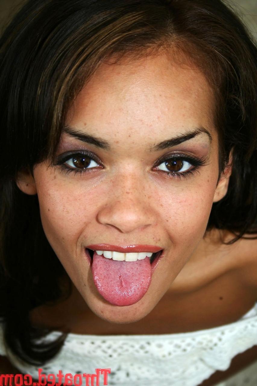 17P A vagabunda latina Daisy Marie chupa o esperma de um pau no modo POV