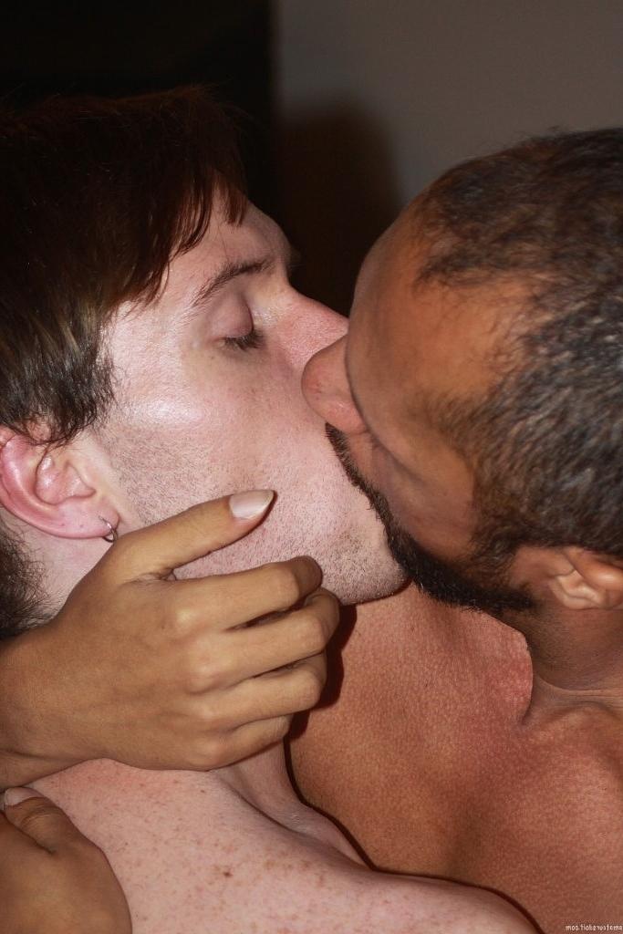 20P Die versauten schwulen Amateurtypen Kobe Sucker und Kyler Throb ziehen sich aus und ficken sich gegenseitig