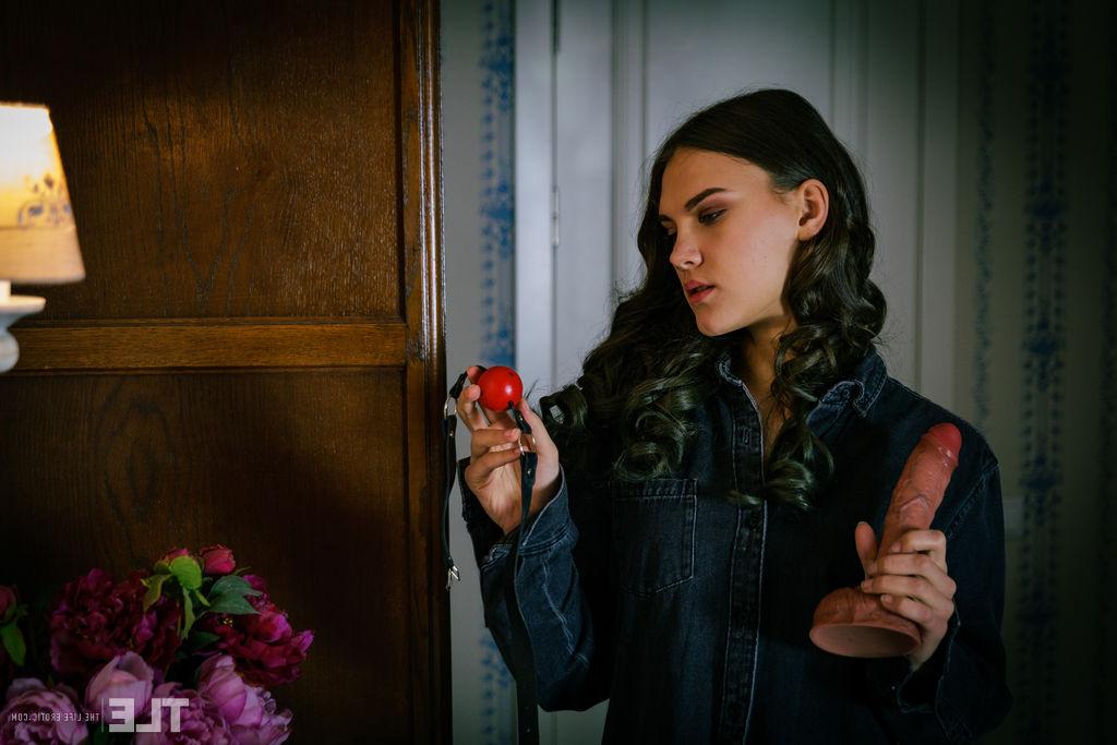 16P Die heiße brünette Teenagerin Ella Bonita legt sich einen Ballknebel an, bevor sie mit einem Dildo masturbiert