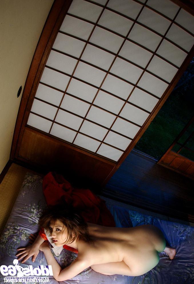 16P Bonita asiática mostrando sus pequeñas tetas y su tentador culo