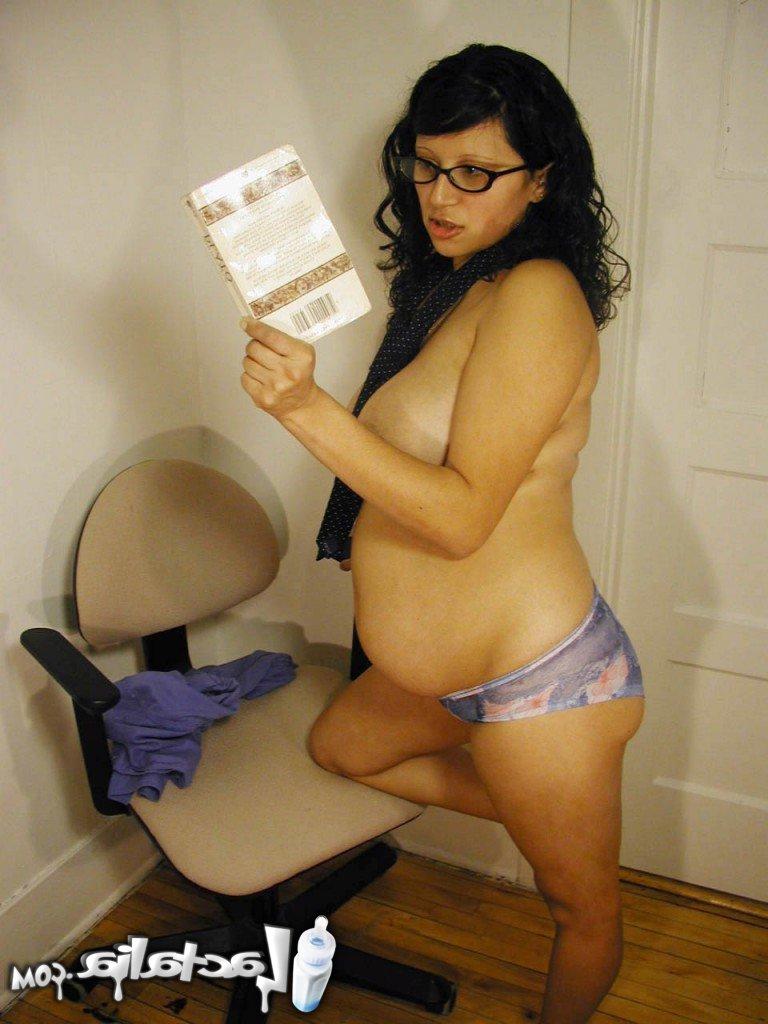15P Latina grávida MILF se masturba enquanto aprimora leituras filosóficas