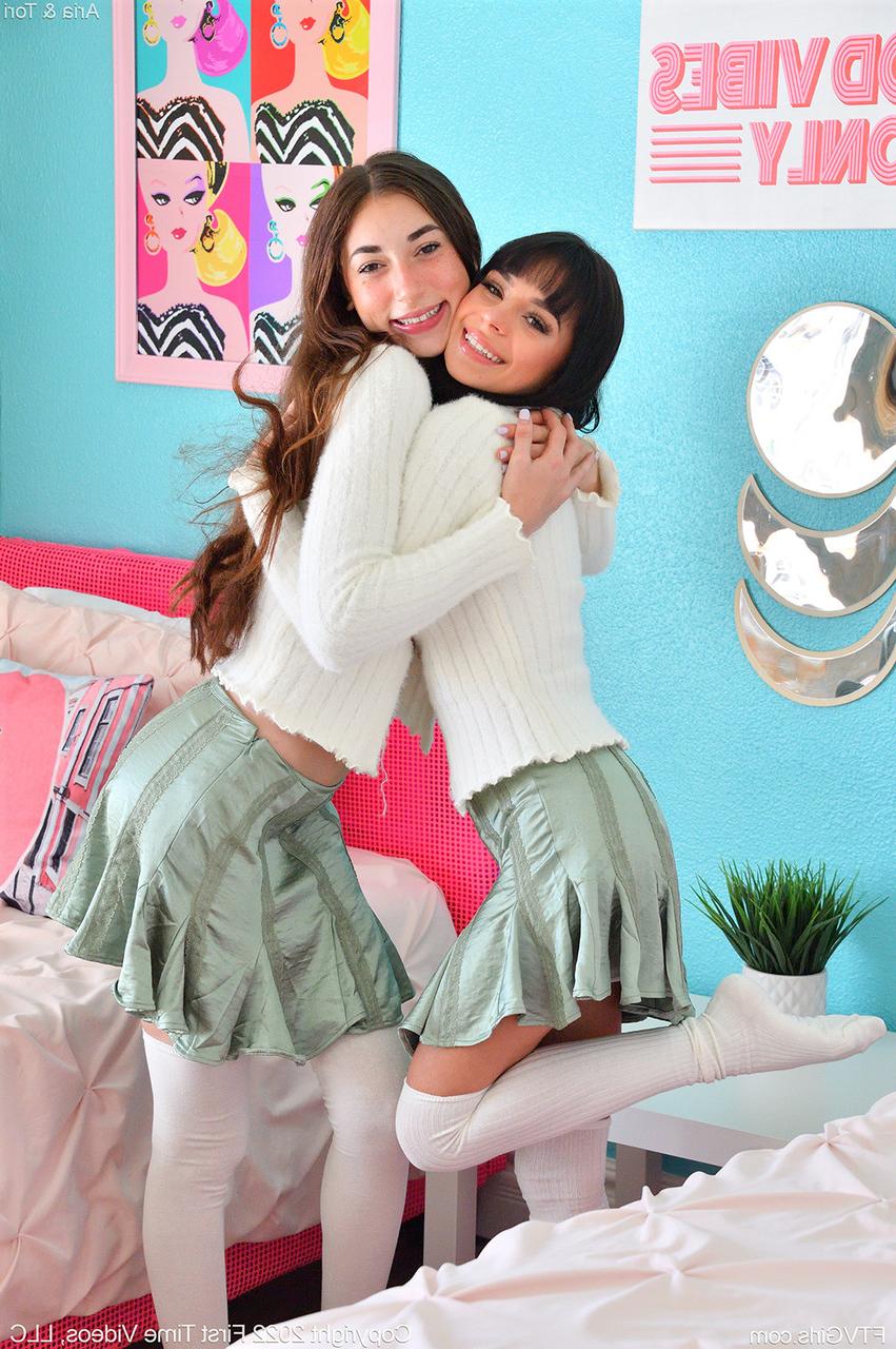 15P Die jungen Lesben Aria und Tori haben Sex auf einem Bett in weißen Overknee-Socken