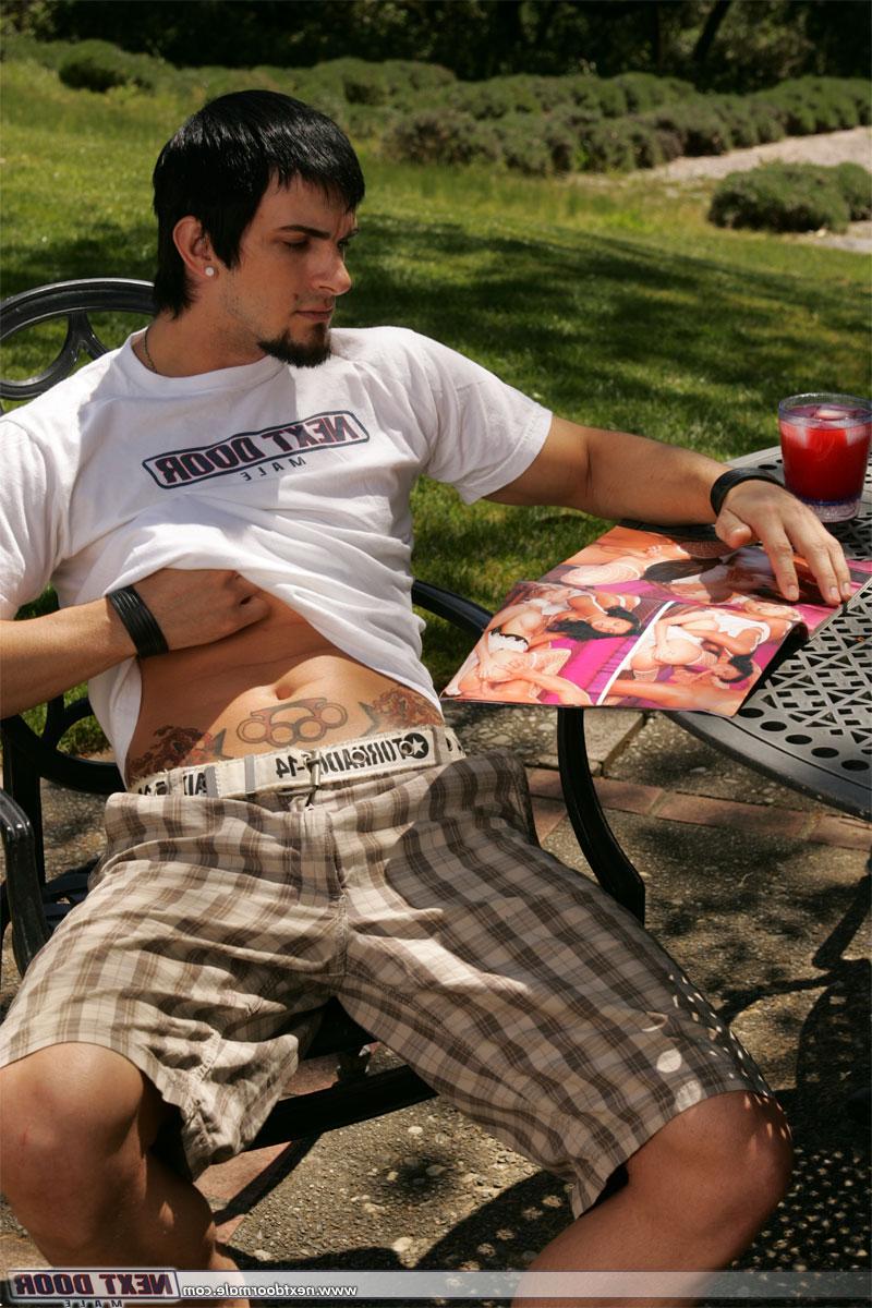 20P El chico moreno punk Phenix Saint se desnuda al aire libre y se acaricia la polla perforada