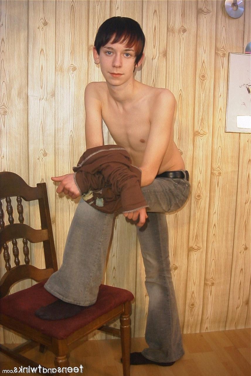 20P Twink magro fica completamente nu e mostra seu grande pau sem cortes