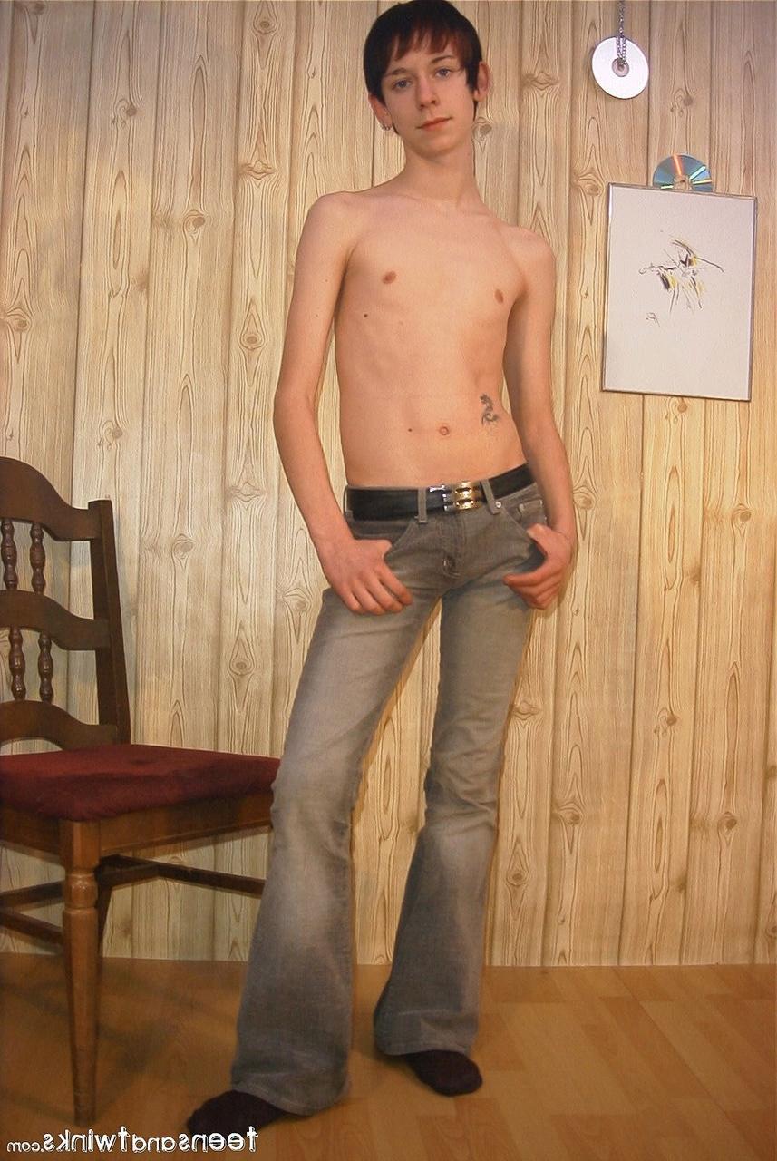 20P Twink magro fica completamente nu e mostra seu grande pau sem cortes