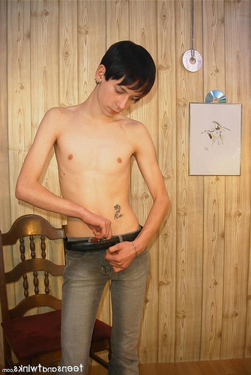 20P Twink magro fica completamente nu e mostra seu grande pau sem cortes