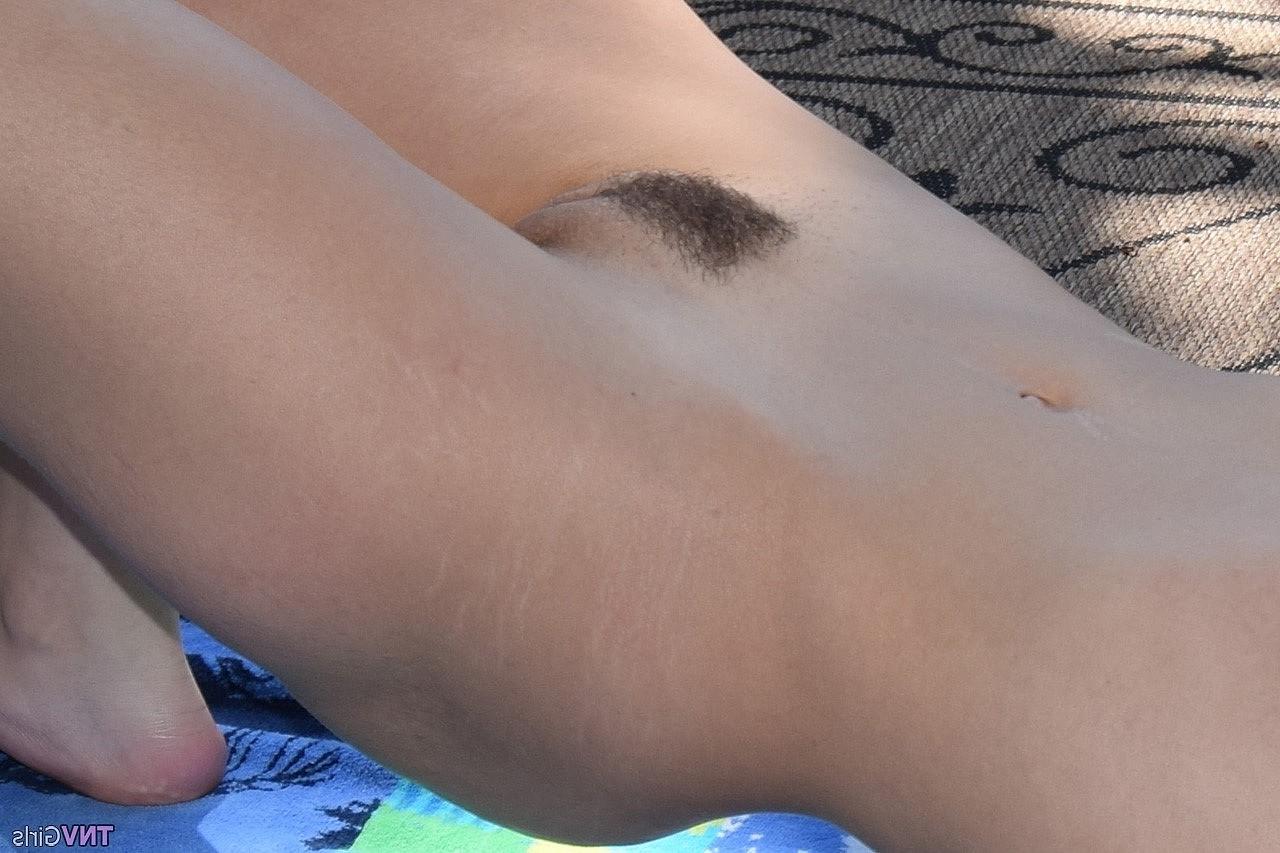 20P La belle jeune Vanna se déshabille et exhibe son corps chaud en extérieur.