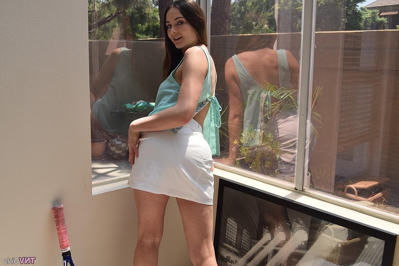 20P La belle jeune Vanna se déshabille et exhibe son corps chaud en extérieur.