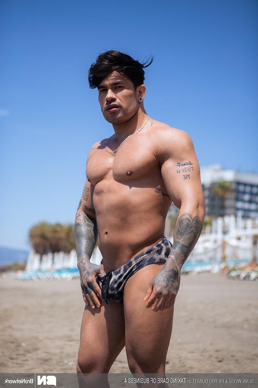 20P Latino gay com tinta Pietro Duarte tem seu cu fodido à beira da piscina por Sean Weiss