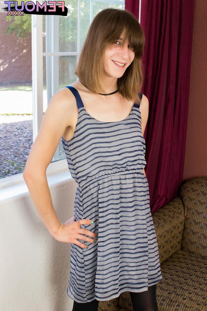16P La douce transexuelle April Gillespie montre son corps maigre et sa longue bite en solo.