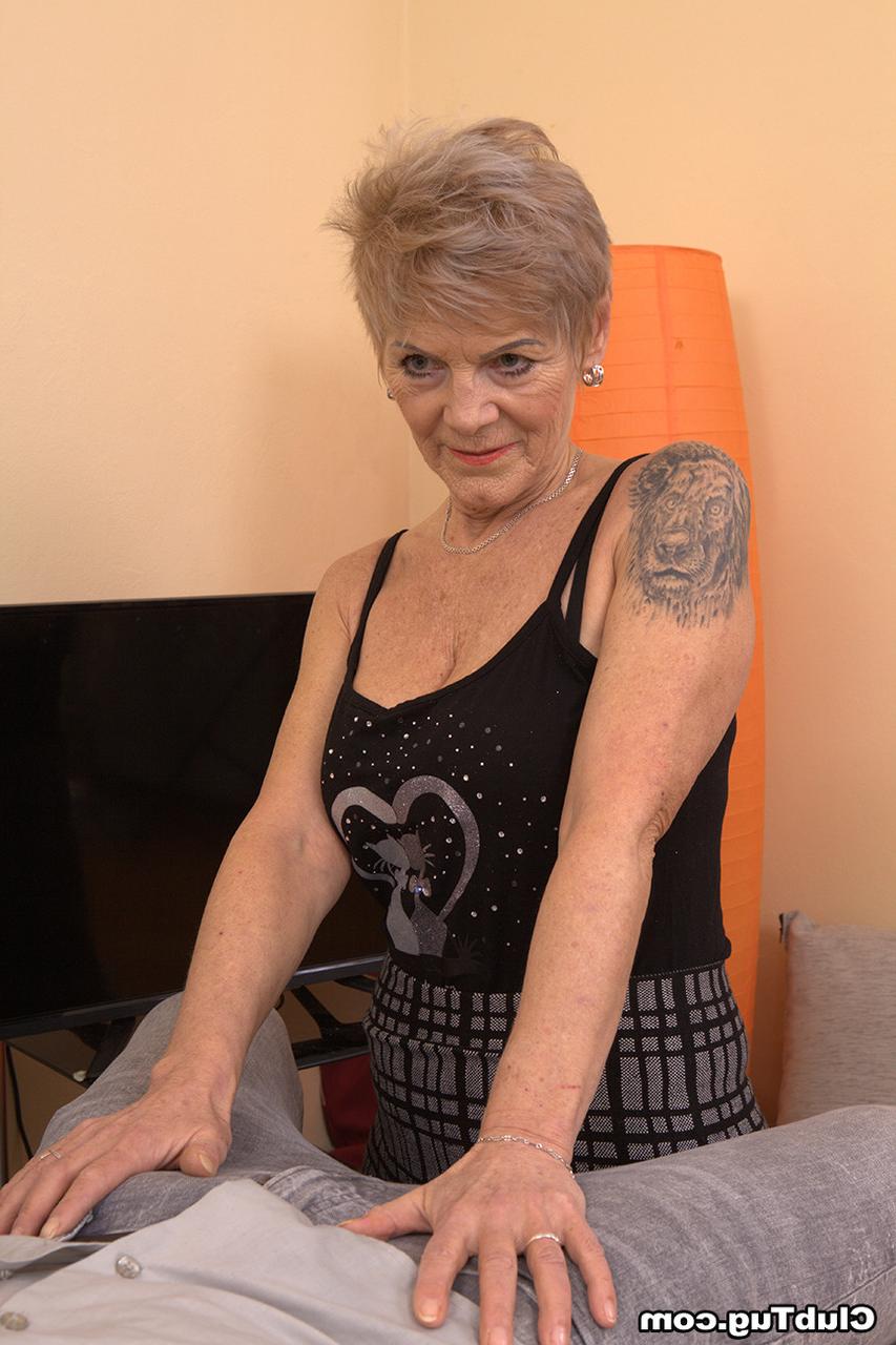 20P Mamie tatouée donne à son amant une branlette en POV jusqu'à ce qu'il éjacule