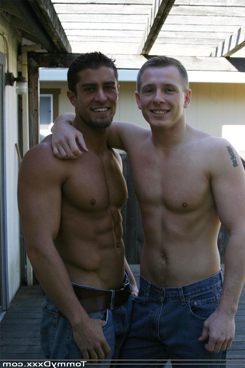 20P Loira gay fofa Tommy D dispensando o garanhão moreno Cody Cummings