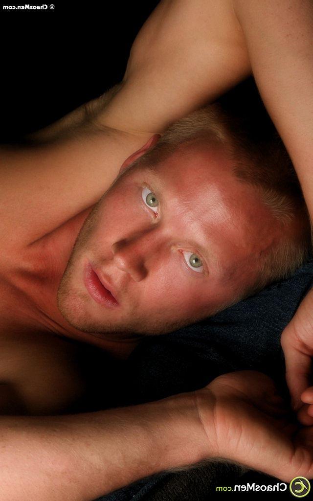 20P A loira gay pendurada Andy Turner expõe seu corpo e acaricia seu grande pau