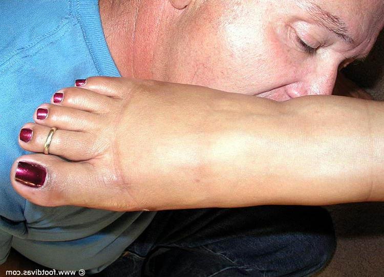 15P Dark haired chick has an old man worship her heels and pretty feet