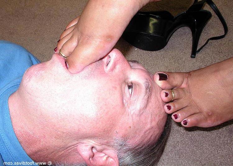 15P Dark haired chick has an old man worship her heels and pretty feet