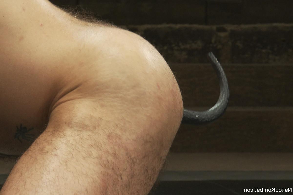 20P Kombat desnudo Alessio Romero, Leo Forte