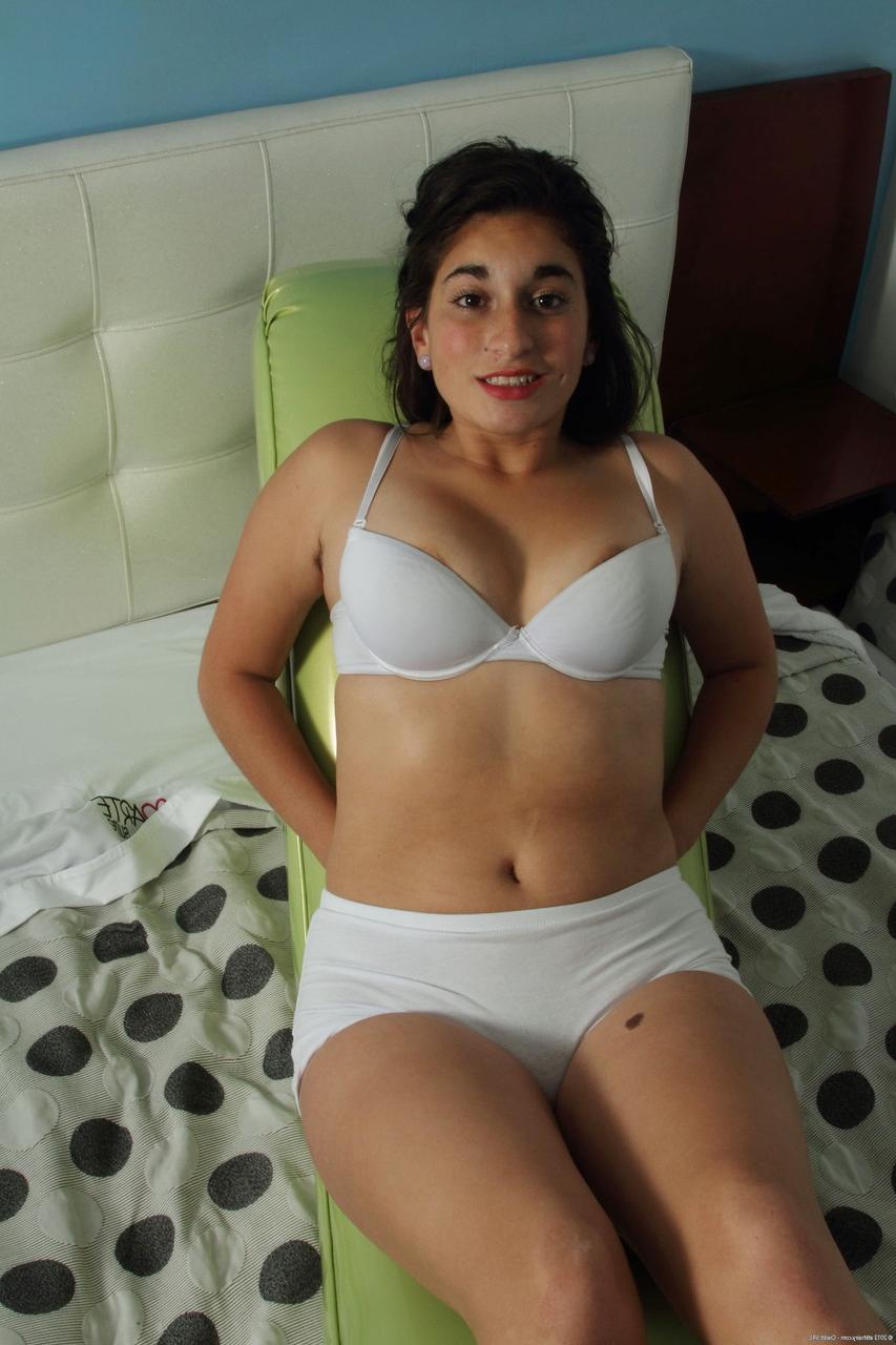 20P La latina roxane muestra su gran culo, sus grandes tetas y su coño peludo en solitario