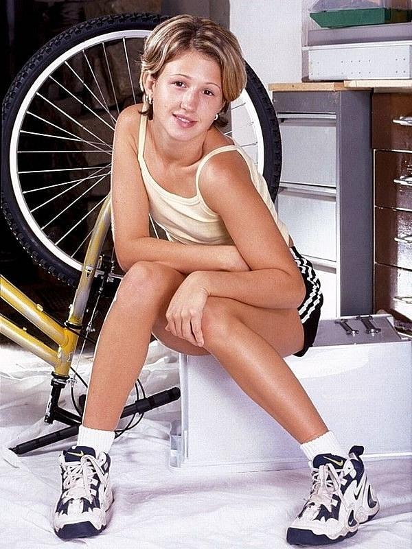 20P Gata sexy mostra sua buceta gostosa de perto e brinca com sua bomba de bicicleta
