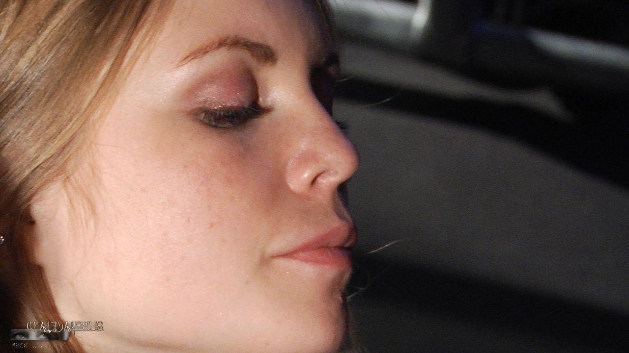17P Die blonde Alessandra Jane bläst ihrem Meister einen Blowjob, nachdem sie aus der Knechtschaft befreit wurde