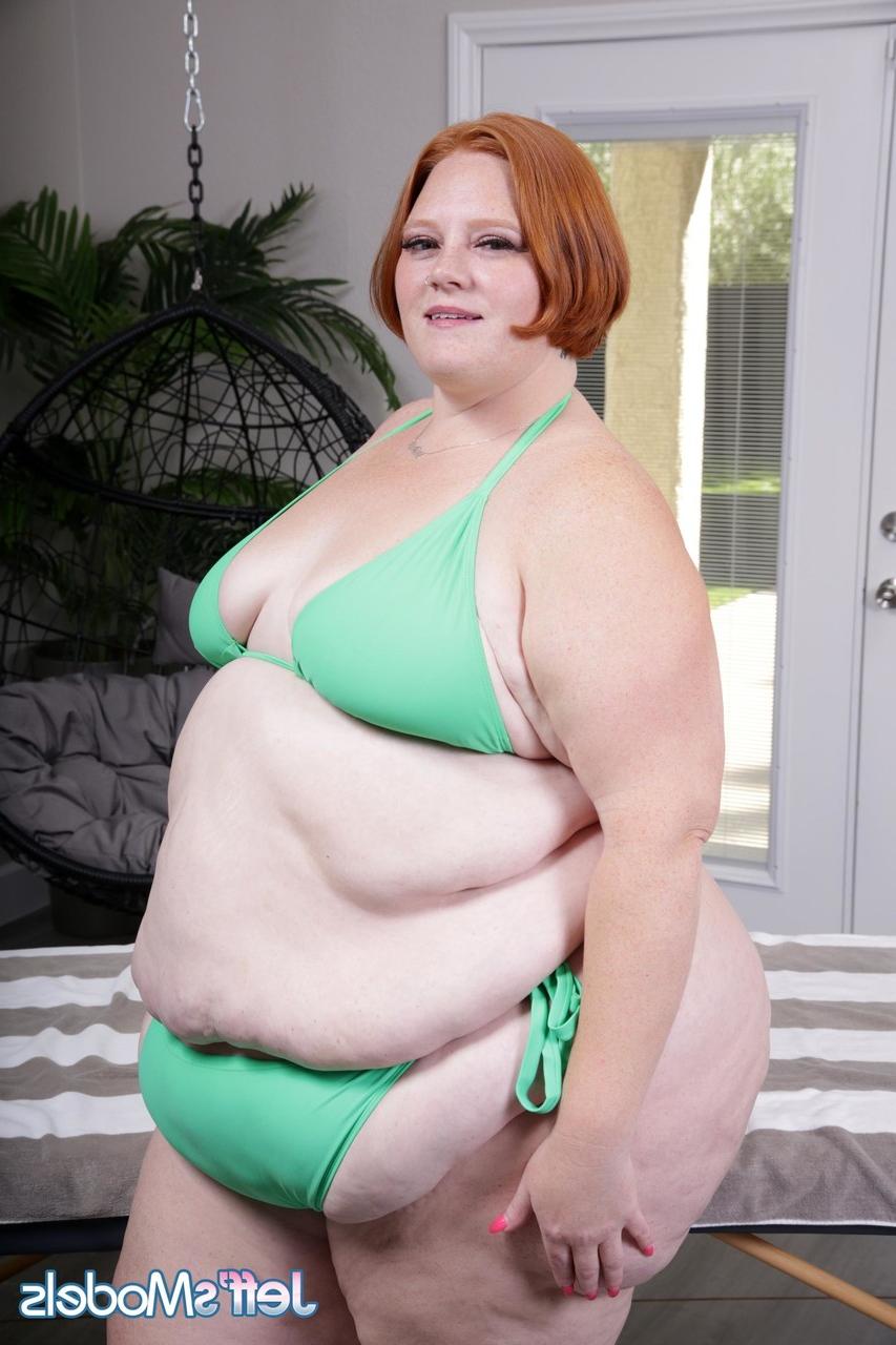 20P La belle rousse Julie Ginger se fait baiser en levrette par un black maigre.