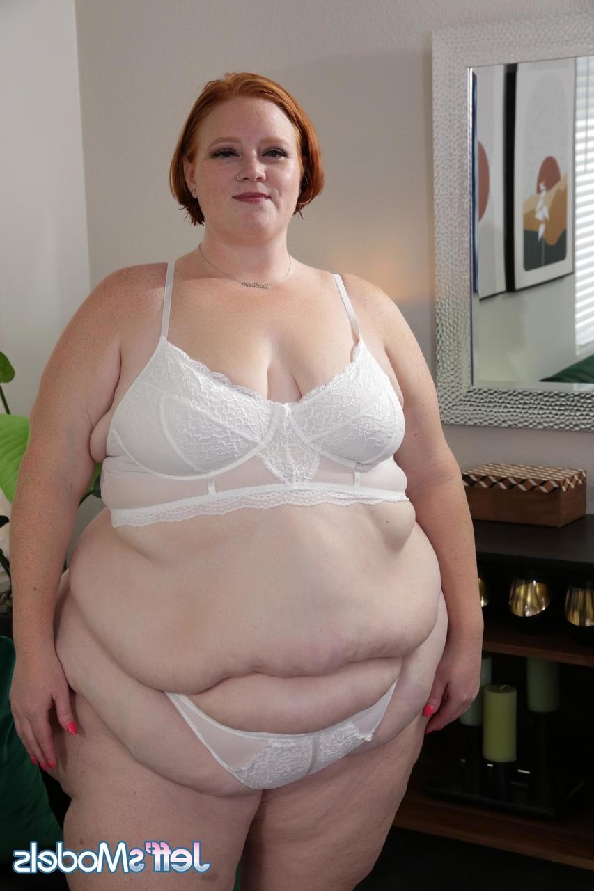 20P La belle rousse Julie Ginger se fait baiser en levrette par un black maigre.