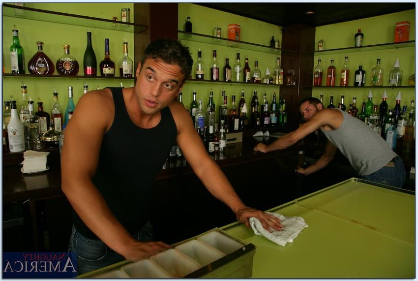 16P Betrunkene Schönheiten geben dem Barkeeper einen Blowjob und lassen sich beim Gruppensex ficken