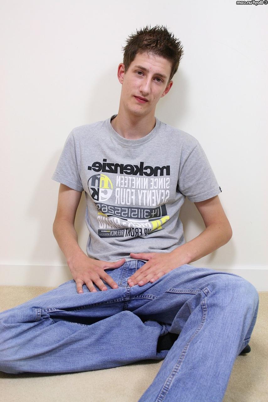 20P O modelo gay magro Jamie West goza de barriga enquanto se masturba no espelho
