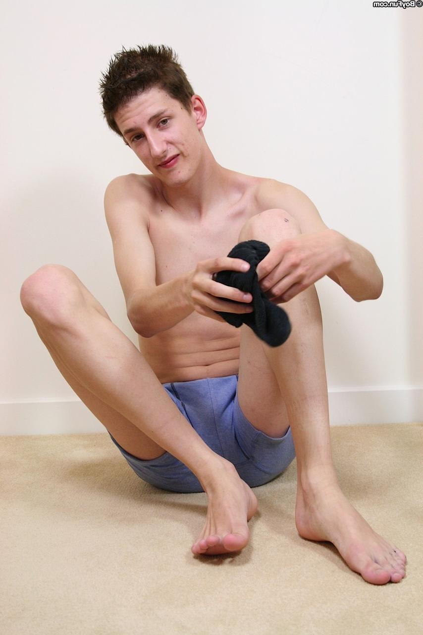 20P O modelo gay magro Jamie West goza de barriga enquanto se masturba no espelho