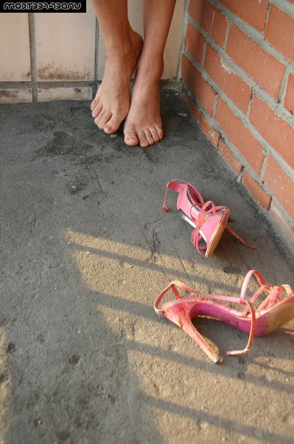 16P Рыжеволосая милфа Анна Голд заставляет своего покорного мужчину облизывать ее грязные ступни