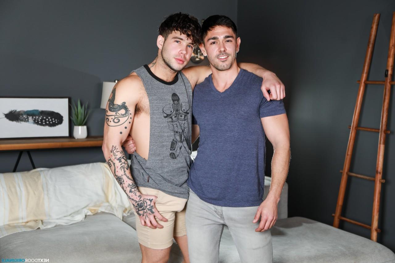 20P Garotos gays atléticos Nico Coopa e Joseph Castlian se transam no sofá