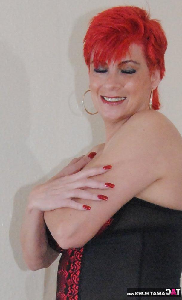 12P Dimonty, rousse de plus de 30 ans, découvre ses seins naturels dans des bottes en latex OTK.