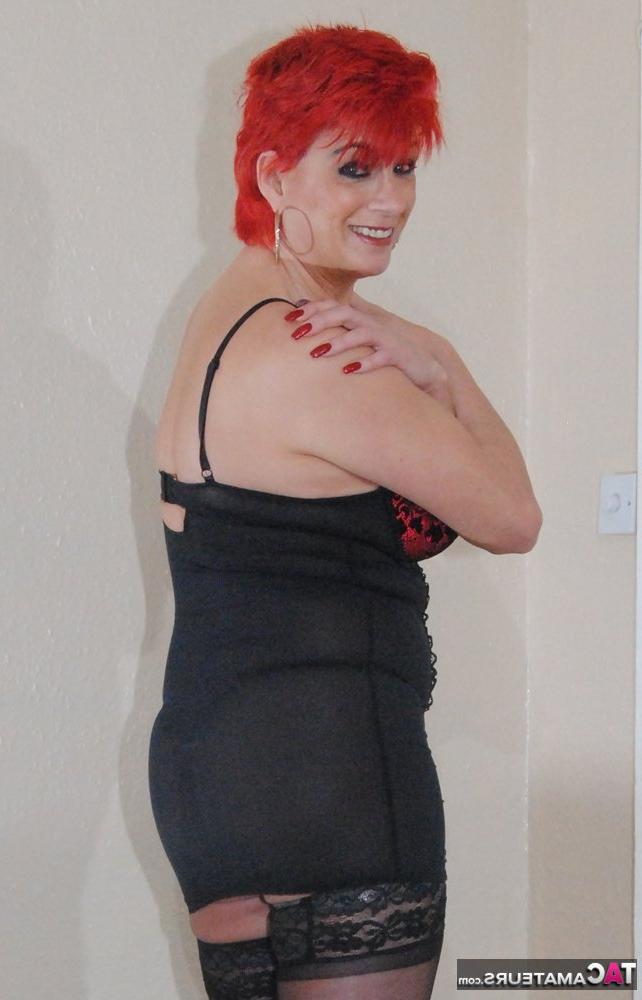 12P Dimonty, rousse de plus de 30 ans, découvre ses seins naturels dans des bottes en latex OTK.