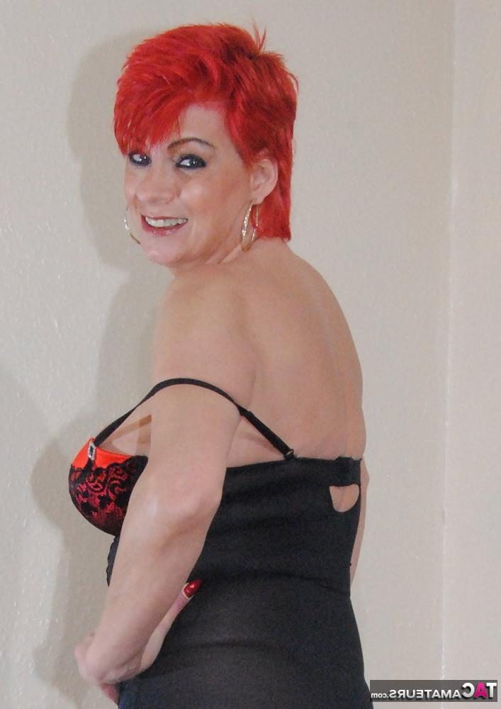 12P Dimonty, rousse de plus de 30 ans, découvre ses seins naturels dans des bottes en latex OTK.