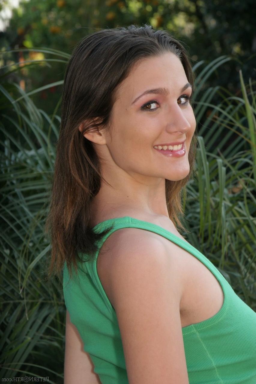 17P Judy Marie, étudiante aux petits seins, révèle ses petits seins en extérieur et se fait prendre un soin du visage.