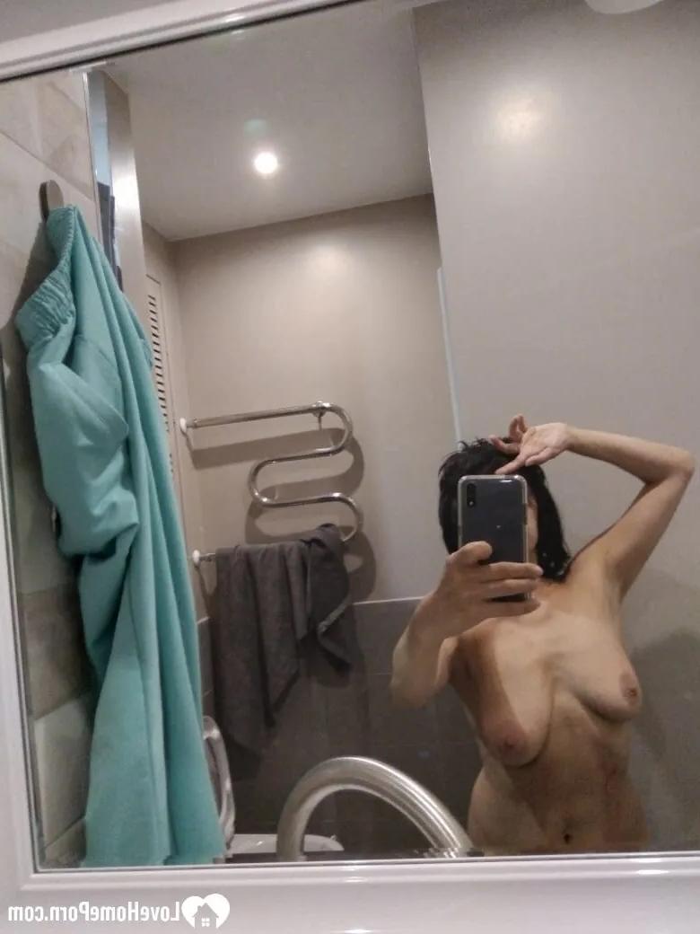 20P Morena madura tira selfies nuas no banheiro mostrando seus peitos flácidos