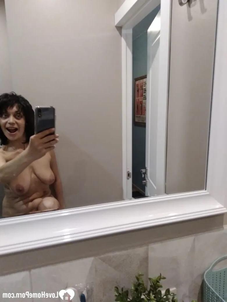 20P Morena madura tira selfies nuas no banheiro mostrando seus peitos flácidos