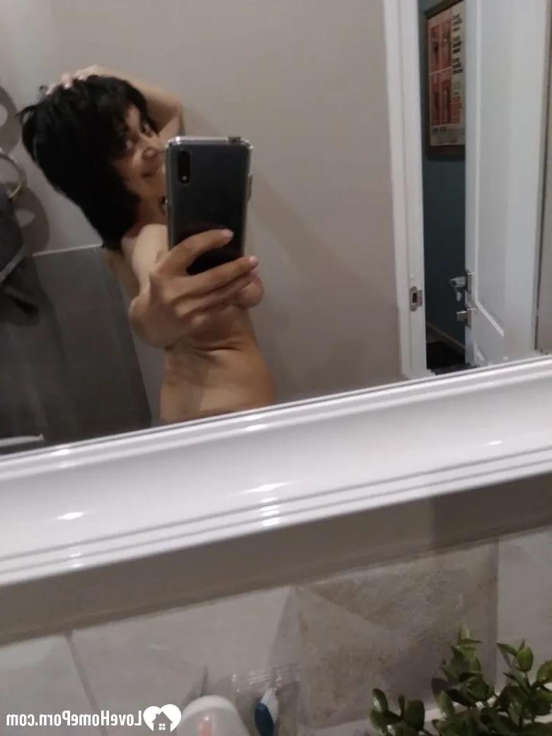 20P Morena madura tira selfies nuas no banheiro mostrando seus peitos flácidos
