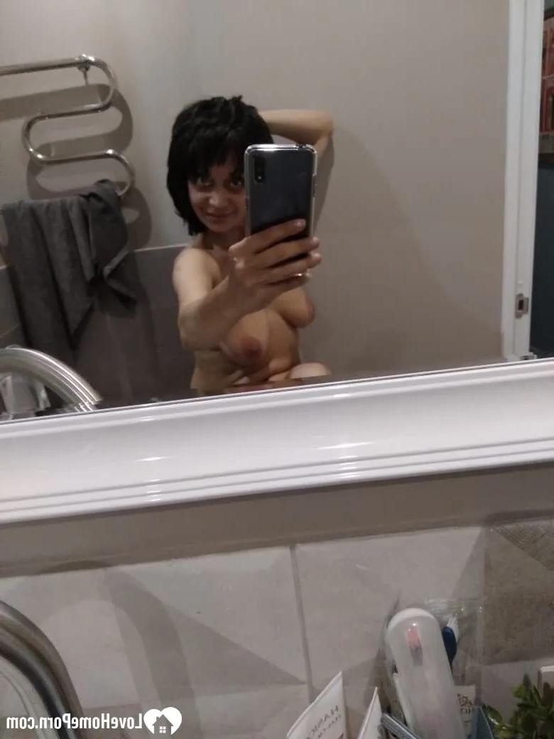 20P Morena madura tira selfies nuas no banheiro mostrando seus peitos flácidos